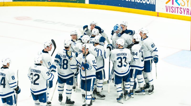 Toronto Marlies celebrate after defeating the Syracuse Crunch in AHL action on April 12, 2024 (image source: X / @TorontoMarlies)